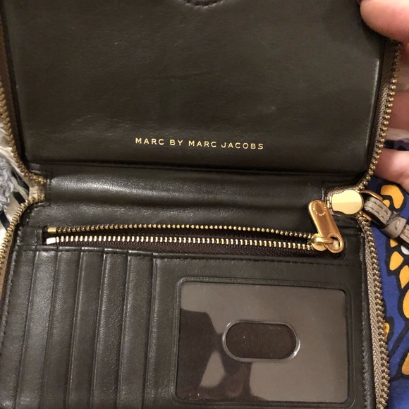 Marc by Marc Jacobs wristlet wallet/phone case - Picture 4 of 4